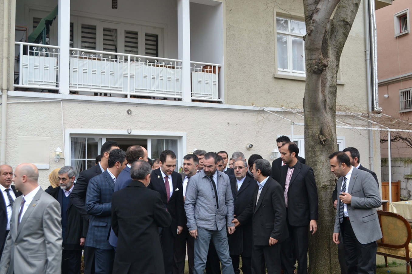 Ahmedinejad İmam Humeyni'nin sürgünde kaldığı evi ziyaret etti